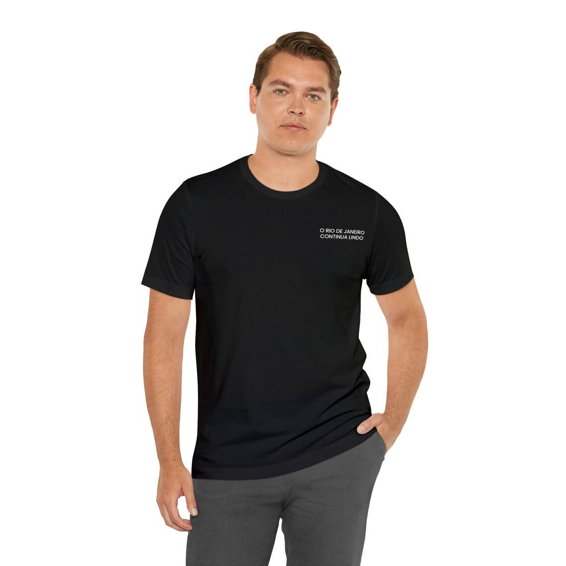 O Rio de Janeiro Continua Lindo T-shirt view 6